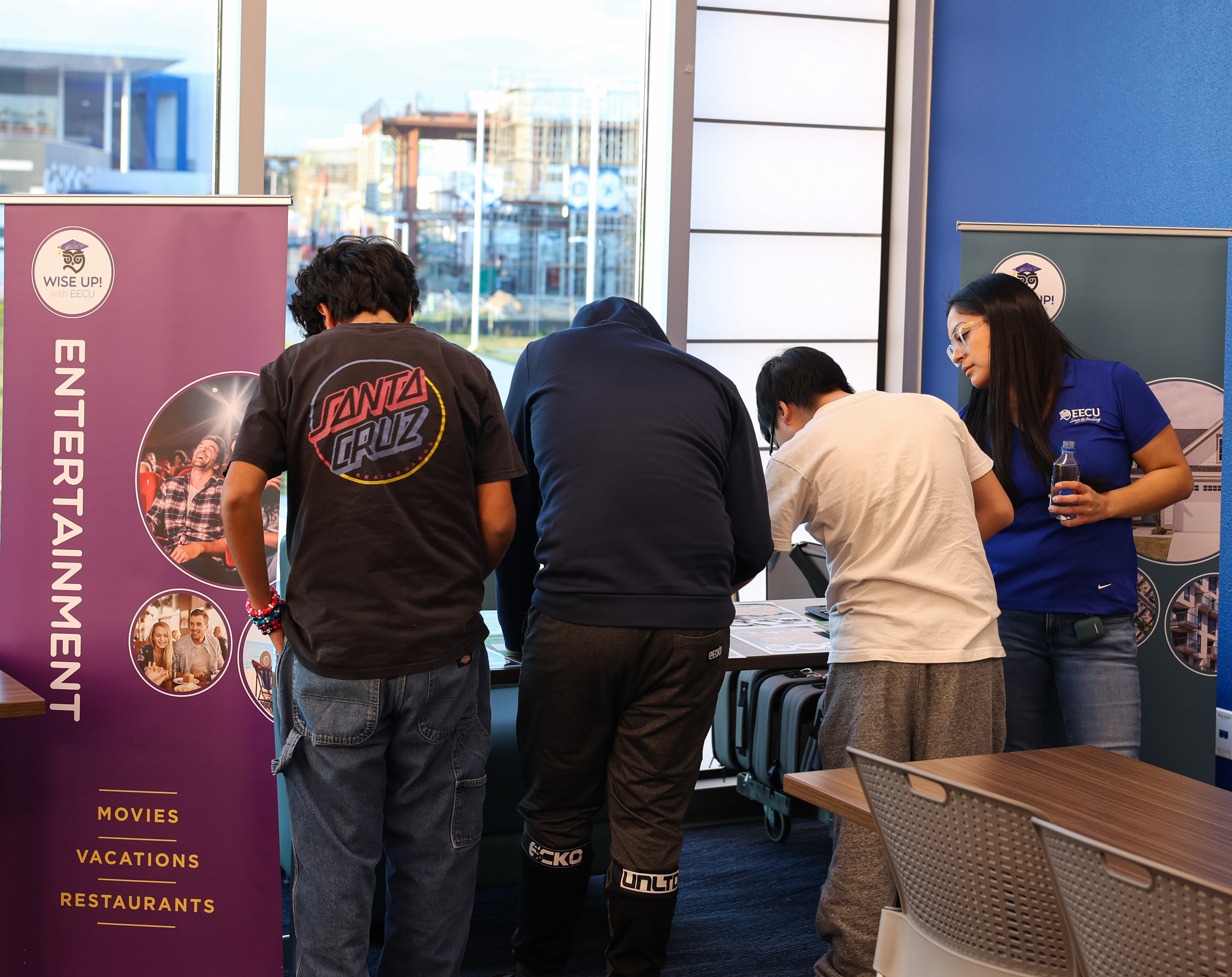 Participantes y representante EECU del evento Wise Up