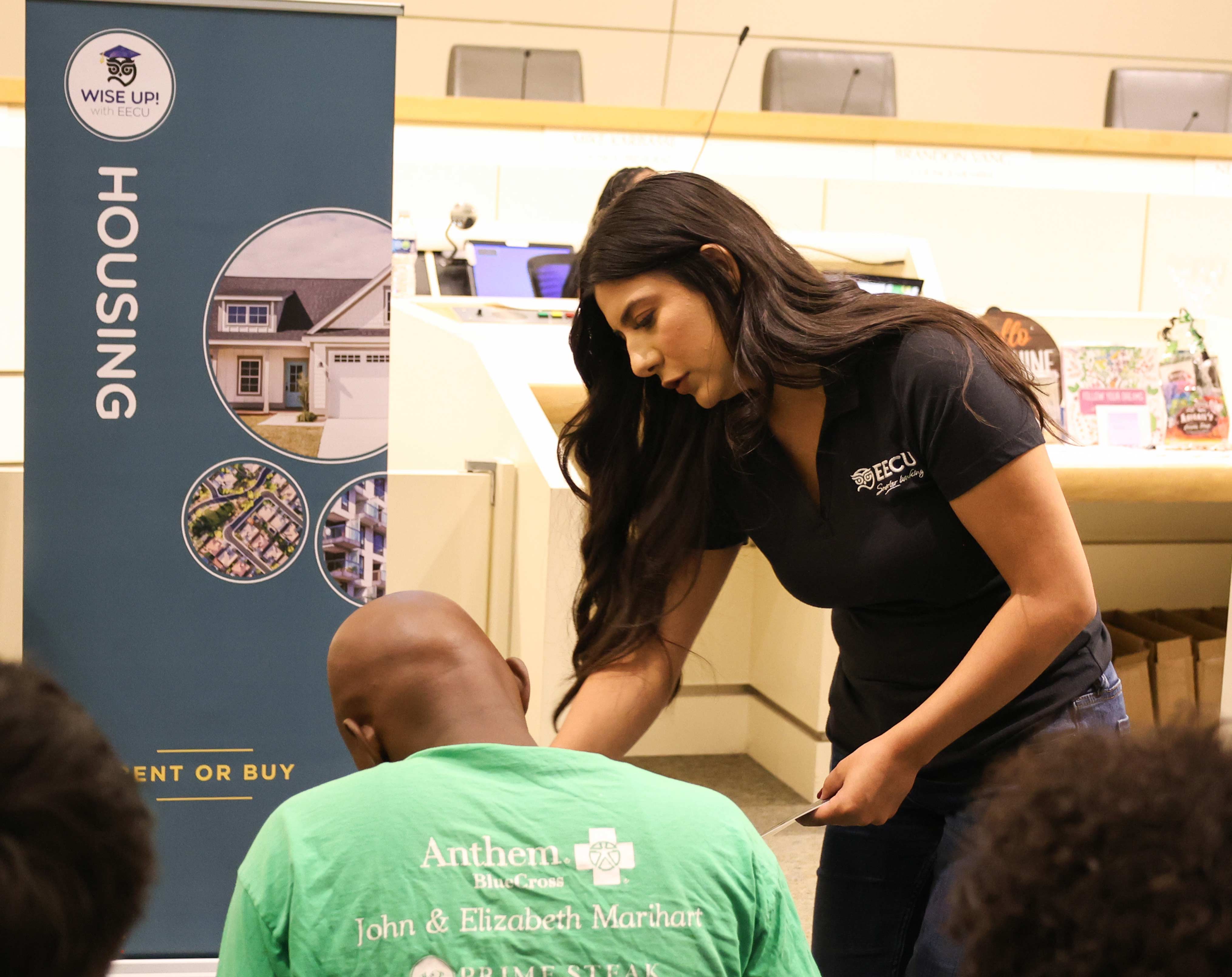 EECU representante que organiza un evento de Wise Up